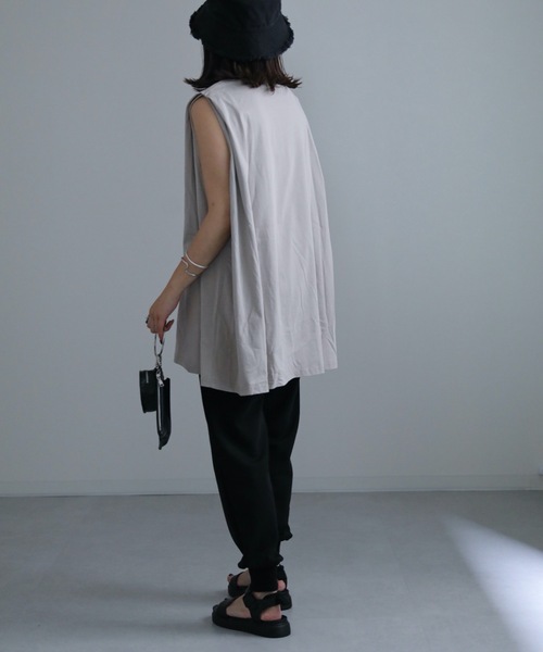 ap retro(アプレトロ)の「肩タックノースリフレアTEE(Tシャツ/カットソー・レディース・グレイッシュベージュ/スミクロ/オフホワイト/ブラック/ブラック×ホワイト/ホワイト×ブラック・FREE)」の17枚目の写真