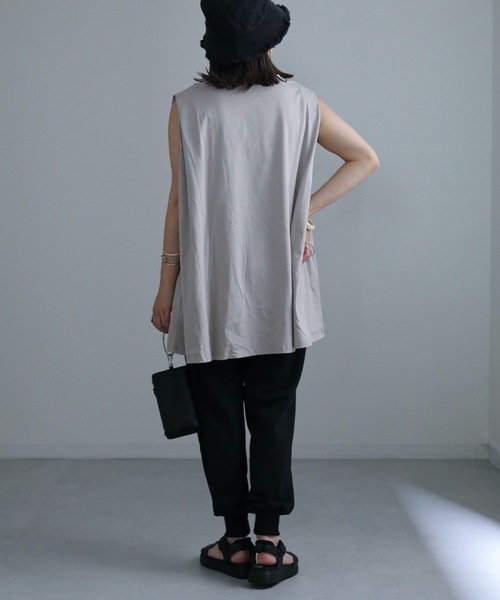 ap retro(アプレトロ)の「肩タックノースリフレアTEE(Tシャツ/カットソー・レディース・グレイッシュベージュ/スミクロ/オフホワイト/ブラック/ブラック×ホワイト/ホワイト×ブラック・FREE)」の18枚目の写真