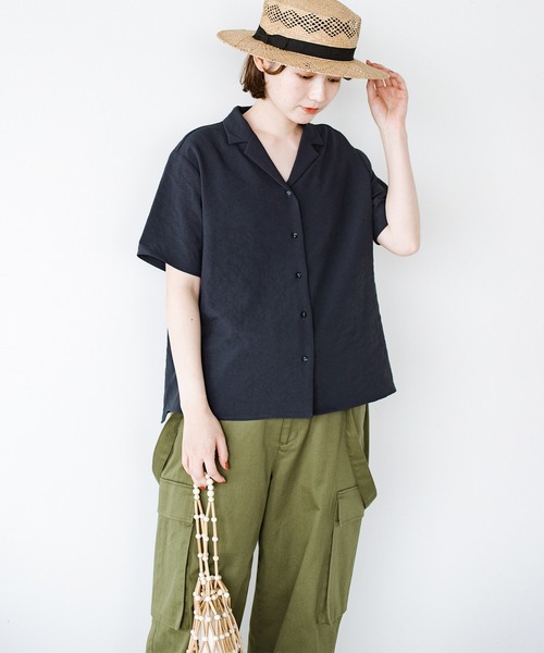 haco!（ハコ）の「雨にも負けず賢くきれいにお手軽に！楽ちんなのにきちんと見えする　お仕事にも便利な撥水加工の開衿シャツ（シャツ/ブラウス・レディース・マスタード/ダークネイビー・SMALL/MEDIUM/LARGE/X-LARGE）」の2枚目の写真