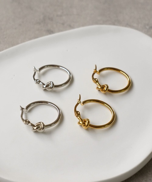 IAMUSE（アイアミューズ）の「金属アレルギー対応 ノットモチーフフープピアス S0757【IAMUSE】（ピアス（両耳用）・レディース・ゴールド/シルバー・FREE）」の2枚目の写真