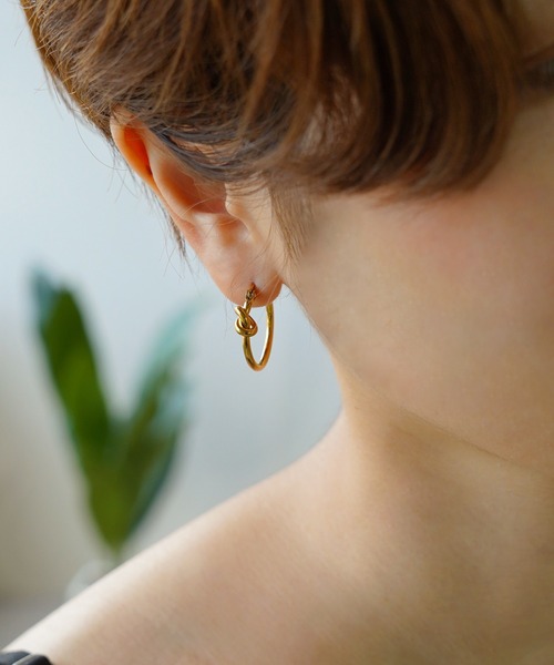 IAMUSE（アイアミューズ）の「金属アレルギー対応 ノットモチーフフープピアス S0757【IAMUSE】（ピアス（両耳用）・レディース・ゴールド/シルバー・FREE）」の15枚目の写真