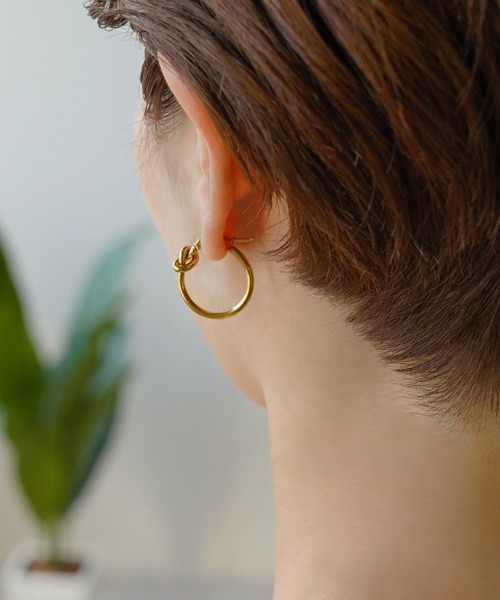 IAMUSE（アイアミューズ）の「金属アレルギー対応 ノットモチーフフープピアス S0757【IAMUSE】（ピアス（両耳用）・レディース・ゴールド/シルバー・FREE）」の14枚目の写真