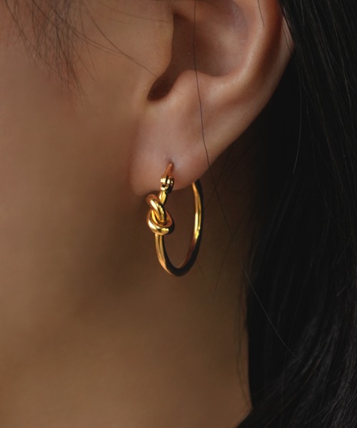IAMUSE（アイアミューズ）の「金属アレルギー対応 ノットモチーフフープピアス S0757【IAMUSE】（ピアス（両耳用）・レディース・ゴールド/シルバー・FREE）」の5枚目の写真