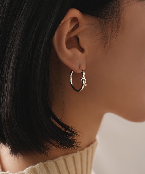 IAMUSE（アイアミューズ）の「金属アレルギー対応 ノットモチーフフープピアス S0757【IAMUSE】（ピアス（両耳用）・レディース・ゴールド/シルバー・FREE）」の8枚目の写真
