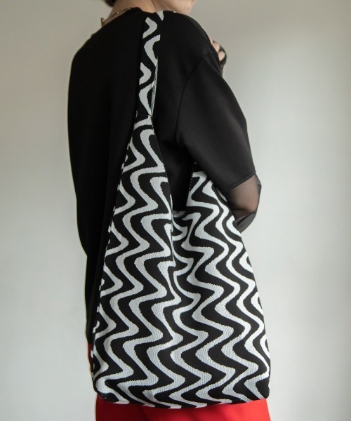 VACANCY(ヴァカンシー)の「ウェーブ柄ニットトートバッグ(トートバッグ・レディース・ブラック/オレンジ・FREE)」の1枚目の写真