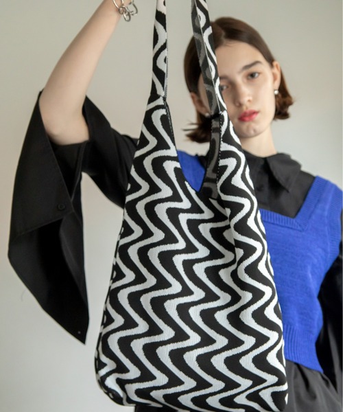 VACANCY(ヴァカンシー)の「ウェーブ柄ニットトートバッグ(トートバッグ・レディース・ブラック/オレンジ・FREE)」の16枚目の写真
