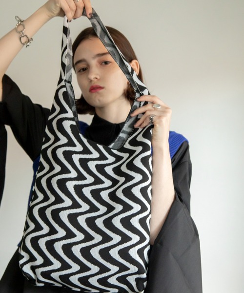 VACANCY(ヴァカンシー)の「ウェーブ柄ニットトートバッグ(トートバッグ・レディース・ブラック/オレンジ・FREE)」の3枚目の写真