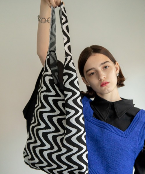 VACANCY(ヴァカンシー)の「ウェーブ柄ニットトートバッグ(トートバッグ・レディース・ブラック/オレンジ・FREE)」の9枚目の写真