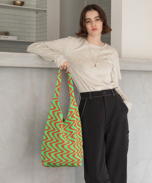 VACANCY(ヴァカンシー)の「ウェーブ柄ニットトートバッグ(トートバッグ・レディース・ブラック/オレンジ・FREE)」の11枚目の写真