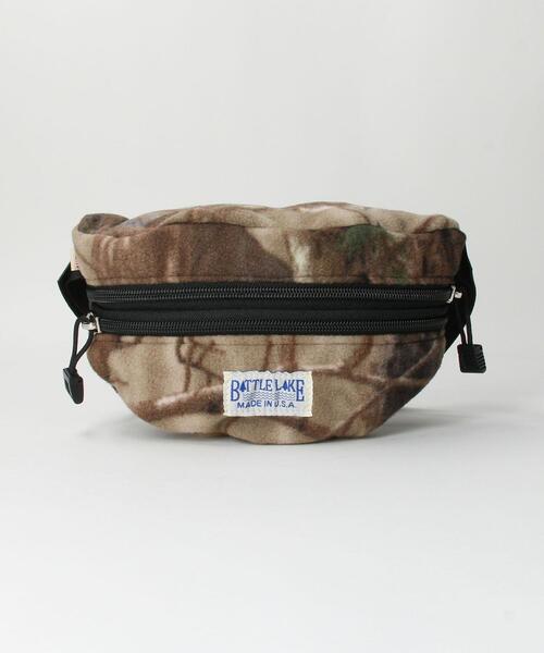 BATTLE LAKE(バトルレイク)の「<BATTLE LAKE OUTDOORS> FLEECE WAIST BAG CAMO/バッグ(ボディバッグ/ウエストポーチ・メンズ・ブラウン・FREE)」の1枚目の写真