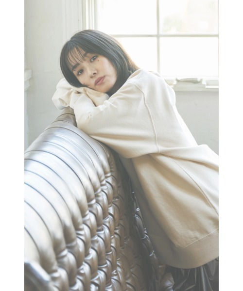 N WITH.（エヌウィズ）の「アートプリントスウェット（スウェット・レディース・ブラック/ベージュ/カーキブラウン・FREE）」の4枚目の写真