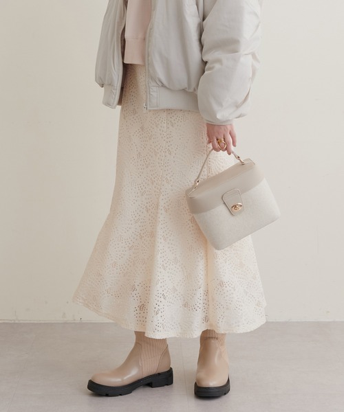 natural couture(ナチュラルクチュール)の「華やか主役アイテム-アイレットリーフレーススカート(スカート・レディース・サックスブルー/ブラック/アイボリー・FREE)」の4枚目の写真