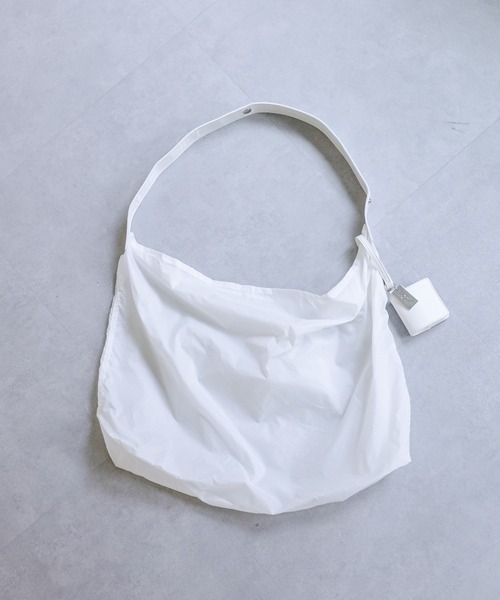 loti(ロティ)の「loti ナイロンエコBAGトート(ショルダーバッグ・レディース・ブラック/オフホワイト/ブルー・FREE)」の14枚目の写真