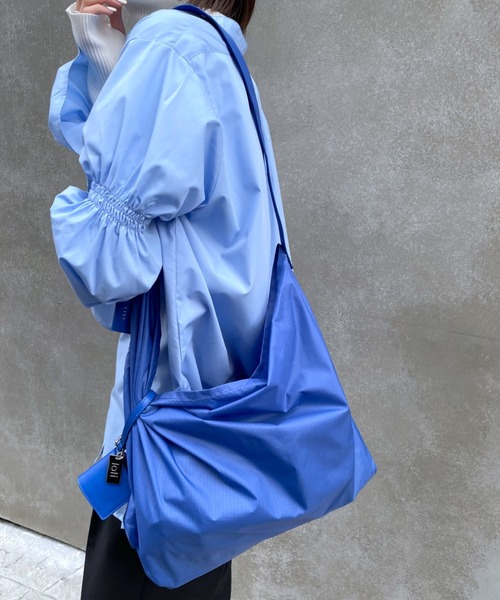 loti(ロティ)の「loti ナイロンエコBAGトート(ショルダーバッグ・レディース・ブラック/オフホワイト/ブルー・FREE)」の7枚目の写真