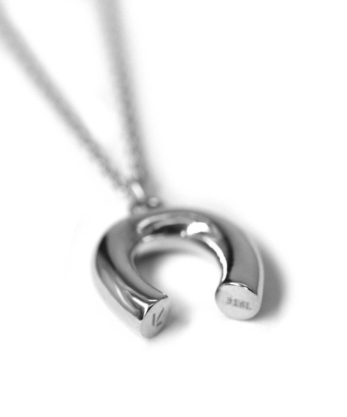 LHME（エルエイチエムイー）の「LHME プランプホースシューネックレス/サージカルステンレス316L（金属アレルギー対応）（ネックレス・レディース・シルバー/イエローゴールド・45cm）」の5枚目の写真