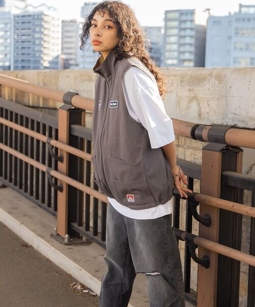 BEN DAVIS（ベンデイビス）の「【BEN DAVIS(ベンデイビス)】REVERSIBLE STAND COLLAR VEST / リバーシブル スタンドカラー ワッペン ベスト（ベスト・メンズ・カーキ/ブルー系その他/チャコール・MEDIUM/LARGE/X-LARGE）」の4枚目の写真