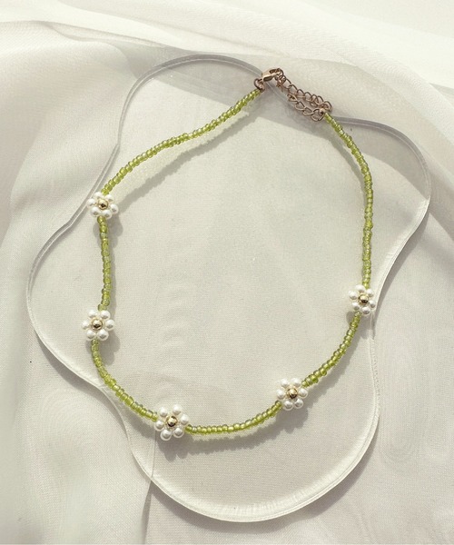 apres jour（アプレジュール）の「【apres jour×ARIAZ】フラワービーズネックレス（ネックレス・レディース・ゴールド/ホワイト/グリーン・FREE）」の4枚目の写真
