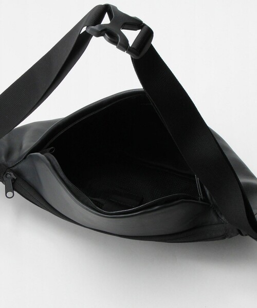 green label relaxing(グリーンレーベルリラクシング)の「GLR レザー ファンクショナル スリングバッグ(ボディバッグ/ウエストポーチ・メンズ・ブラック・FREE)」の10枚目の写真