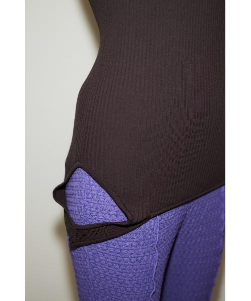 THROW by SLY(スローバイスライ)の「THROW GARTER HG RIB TANK TOPS ギャザー ハイゲージニット リブニット タンクトップ トップス(タンクトップ・レディース・ダークブラウン/ブラック・FREE)」の6枚目の写真