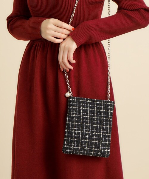 grove(グローブ)の「◆パール調チェーンエコファーミニショルダー(ショルダーバッグ・レディース・チャコールグレー/ライトベージュ/ライトグレー/ブラック系3/マスタード・00)」の2枚目の写真