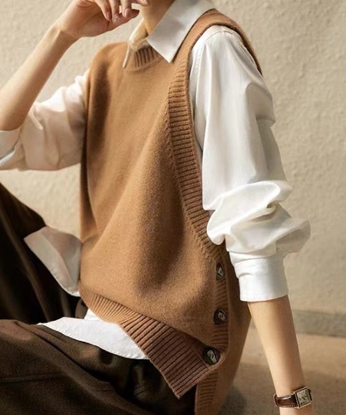 COCOMOMO（ココモモ）の「【カラー展開あり】サイドスリット ニットベスト ボタン付き（ベスト・レディース・ブラック/ブルー/ベージュ/グレー/ブラウン・FREE）」の4枚目の写真