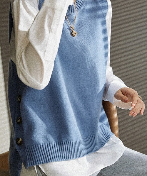 COCOMOMO（ココモモ）の「【カラー展開あり】サイドスリット ニットベスト ボタン付き（ベスト・レディース・ブラック/ブルー/ベージュ/グレー/ブラウン・FREE）」の18枚目の写真