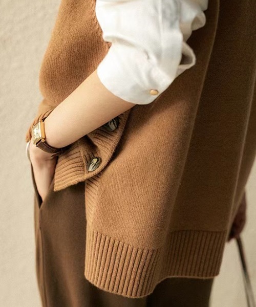 COCOMOMO（ココモモ）の「【カラー展開あり】サイドスリット ニットベスト ボタン付き（ベスト・レディース・ブラック/ブルー/ベージュ/グレー/ブラウン・FREE）」の19枚目の写真