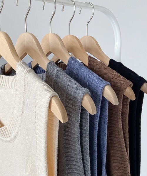 COCOMOMO（ココモモ）の「【カラー展開あり】サイドスリット ニットベスト ボタン付き（ベスト・レディース・ブラック/ブルー/ベージュ/グレー/ブラウン・FREE）」の20枚目の写真