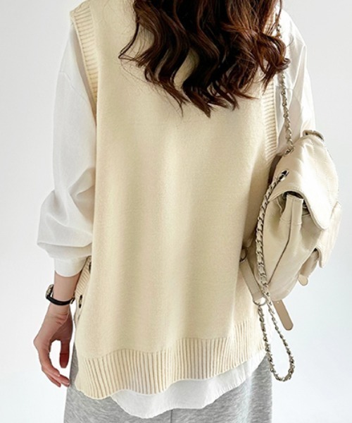 COCOMOMO（ココモモ）の「【カラー展開あり】サイドスリット ニットベスト ボタン付き（ベスト・レディース・ブラック/ブルー/ベージュ/グレー/ブラウン・FREE）」の7枚目の写真