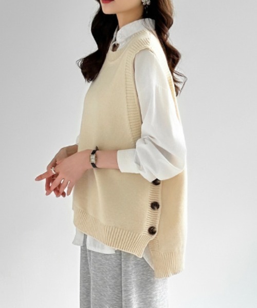 COCOMOMO（ココモモ）の「【カラー展開あり】サイドスリット ニットベスト ボタン付き（ベスト・レディース・ブラック/ブルー/ベージュ/グレー/ブラウン・FREE）」の8枚目の写真