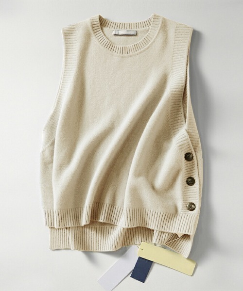 COCOMOMO（ココモモ）の「【カラー展開あり】サイドスリット ニットベスト ボタン付き（ベスト・レディース・ブラック/ブルー/ベージュ/グレー/ブラウン・FREE）」の14枚目の写真