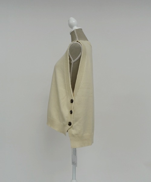 COCOMOMO（ココモモ）の「【カラー展開あり】サイドスリット ニットベスト ボタン付き（ベスト・レディース・ブラック/ブルー/ベージュ/グレー/ブラウン・FREE）」の13枚目の写真