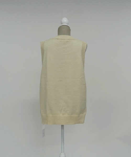COCOMOMO（ココモモ）の「【カラー展開あり】サイドスリット ニットベスト ボタン付き（ベスト・レディース・ブラック/ブルー/ベージュ/グレー/ブラウン・FREE）」の12枚目の写真