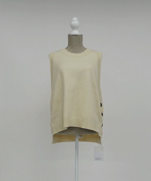 COCOMOMO（ココモモ）の「【カラー展開あり】サイドスリット ニットベスト ボタン付き（ベスト・レディース・ブラック/ブルー/ベージュ/グレー/ブラウン・FREE）」の11枚目の写真