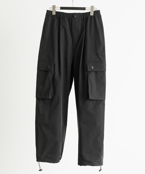 ITEMS URBANRESEARCH（アイテムズ アーバンリサーチ）の「撥水×イージーケア カーゴパンツ（カーゴパンツ・メンズ・ブラック/チャコールグレー・MEDIUM/LARGE）」の2枚目の写真