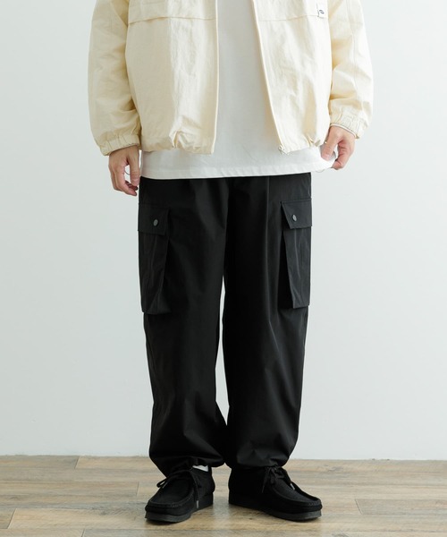 ITEMS URBANRESEARCH（アイテムズ アーバンリサーチ）の「撥水×イージーケア カーゴパンツ（カーゴパンツ・メンズ・ブラック/チャコールグレー・MEDIUM/LARGE）」の3枚目の写真