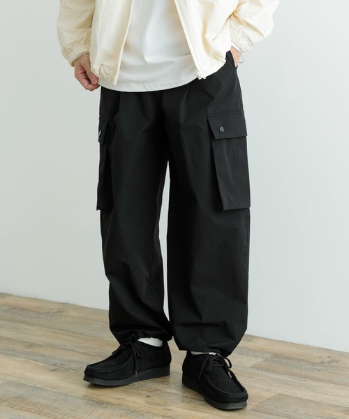 ITEMS URBANRESEARCH（アイテムズ アーバンリサーチ）の「撥水×イージーケア カーゴパンツ（カーゴパンツ・メンズ・ブラック/チャコールグレー・MEDIUM/LARGE）」の4枚目の写真