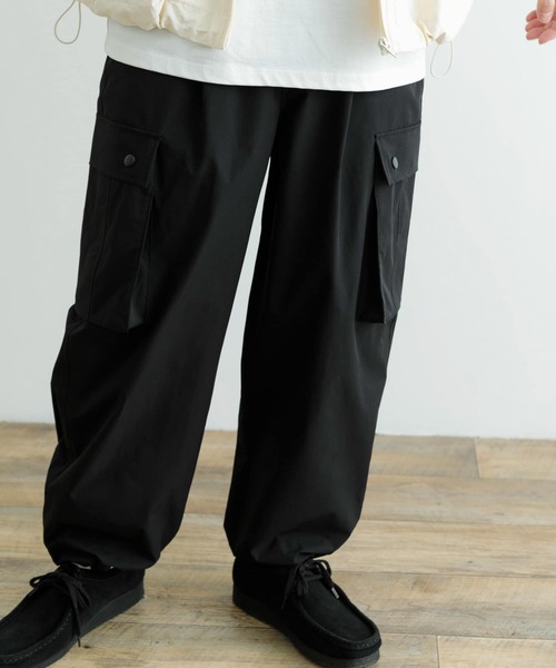 ITEMS URBANRESEARCH（アイテムズ アーバンリサーチ）の「撥水×イージーケア カーゴパンツ（カーゴパンツ・メンズ・ブラック/チャコールグレー・MEDIUM/LARGE）」の5枚目の写真