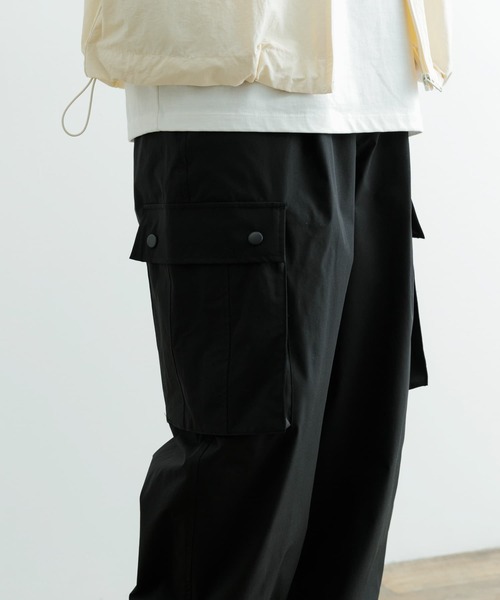 ITEMS URBANRESEARCH（アイテムズ アーバンリサーチ）の「撥水×イージーケア カーゴパンツ（カーゴパンツ・メンズ・ブラック/チャコールグレー・MEDIUM/LARGE）」の6枚目の写真