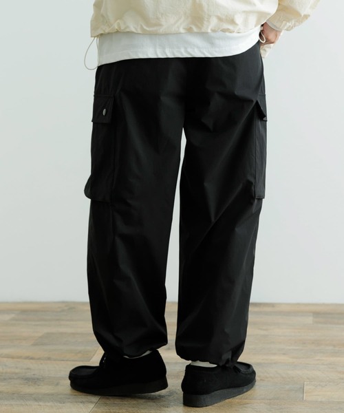 ITEMS URBANRESEARCH（アイテムズ アーバンリサーチ）の「撥水×イージーケア カーゴパンツ（カーゴパンツ・メンズ・ブラック/チャコールグレー・MEDIUM/LARGE）」の7枚目の写真