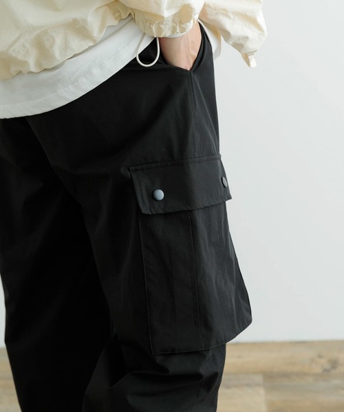 ITEMS URBANRESEARCH（アイテムズ アーバンリサーチ）の「撥水×イージーケア カーゴパンツ（カーゴパンツ・メンズ・ブラック/チャコールグレー・MEDIUM/LARGE）」の8枚目の写真