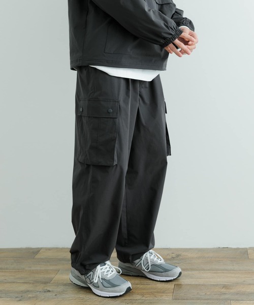 ITEMS URBANRESEARCH（アイテムズ アーバンリサーチ）の「撥水×イージーケア カーゴパンツ（カーゴパンツ・メンズ・ブラック/チャコールグレー・MEDIUM/LARGE）」の10枚目の写真