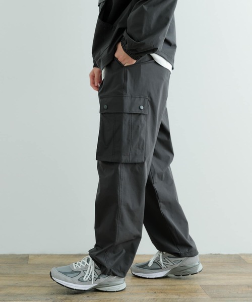 ITEMS URBANRESEARCH（アイテムズ アーバンリサーチ）の「撥水×イージーケア カーゴパンツ（カーゴパンツ・メンズ・ブラック/チャコールグレー・MEDIUM/LARGE）」の11枚目の写真