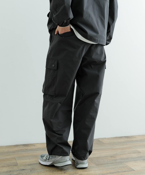 ITEMS URBANRESEARCH（アイテムズ アーバンリサーチ）の「撥水×イージーケア カーゴパンツ（カーゴパンツ・メンズ・ブラック/チャコールグレー・MEDIUM/LARGE）」の12枚目の写真
