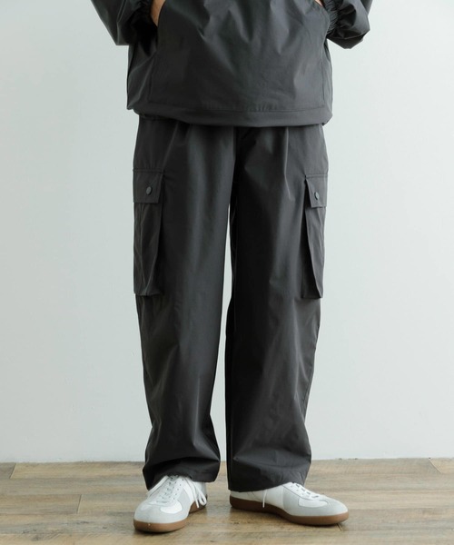 ITEMS URBANRESEARCH（アイテムズ アーバンリサーチ）の「撥水×イージーケア カーゴパンツ（カーゴパンツ・メンズ・ブラック/チャコールグレー・MEDIUM/LARGE）」の14枚目の写真