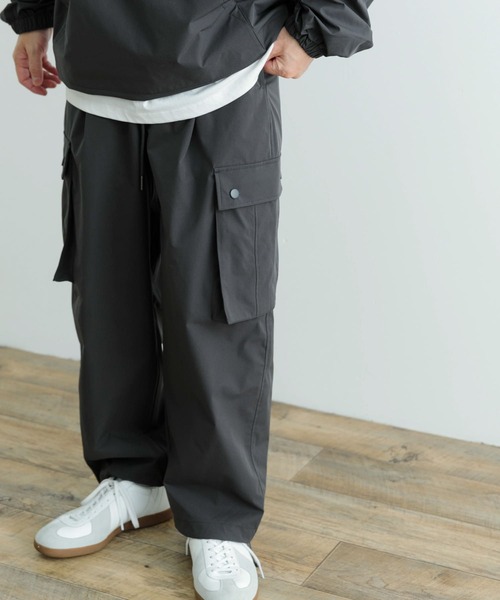 ITEMS URBANRESEARCH（アイテムズ アーバンリサーチ）の「撥水×イージーケア カーゴパンツ（カーゴパンツ・メンズ・ブラック/チャコールグレー・MEDIUM/LARGE）」の15枚目の写真