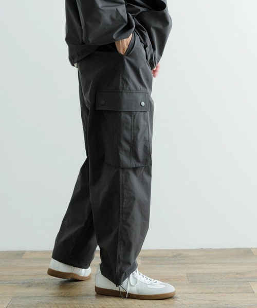 ITEMS URBANRESEARCH（アイテムズ アーバンリサーチ）の「撥水×イージーケア カーゴパンツ（カーゴパンツ・メンズ・ブラック/チャコールグレー・MEDIUM/LARGE）」の17枚目の写真