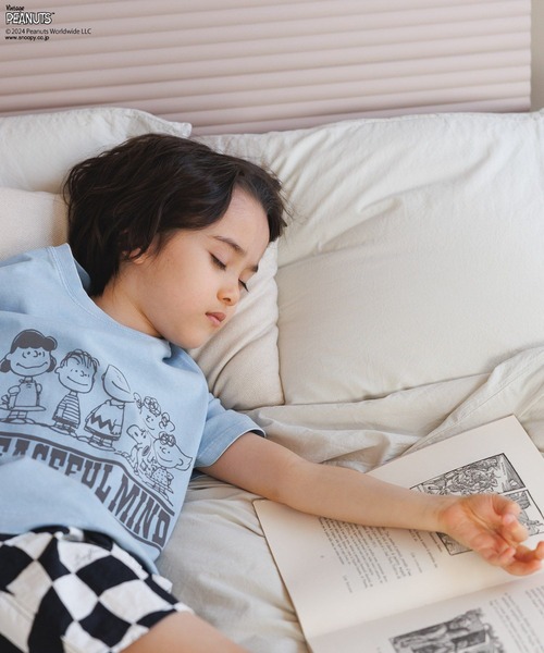 PEANUTS(ピーナッツ)の「【SNOOPY&FRIENDS meets BAYFLOW】ピーナッツスノーTシャツ(KIDS)(Tシャツ/カットソー・キッズ・ネイビー/イエロー/ピンク/チャコール/オフホワイト/ライトブルー・120cm/110cm/150cm/130cm/140cm)」の2枚目の写真