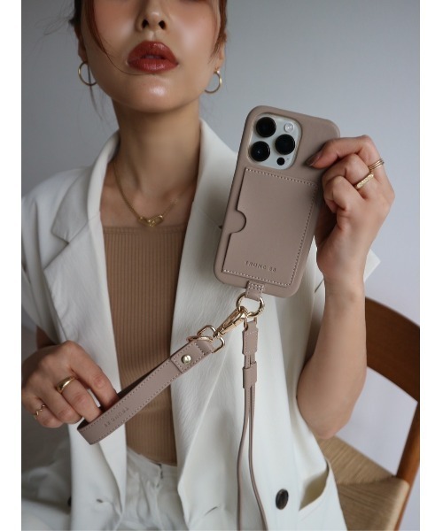 TRUNC（トランクエイティーエイト）の「(iPhone15PRO) Double Strap iPhone Case（スマホケース/カバー・レディース・ブラック/グレイッシュベージュ・iPhone 15 Pro）」の4枚目の写真