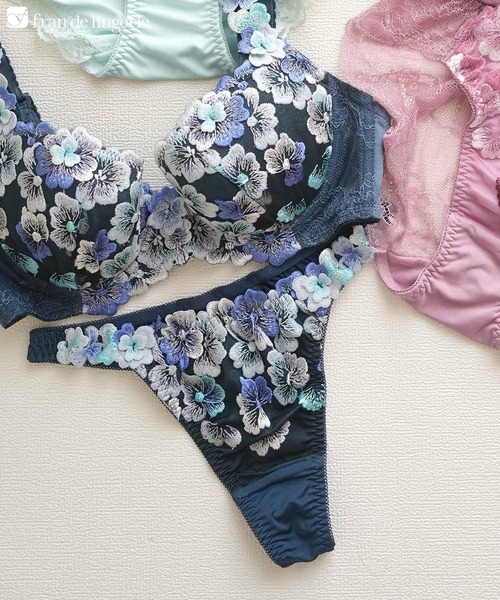 可憐な花びら刺繍フェミニンヒップに 「グレースイストフラワーペタル